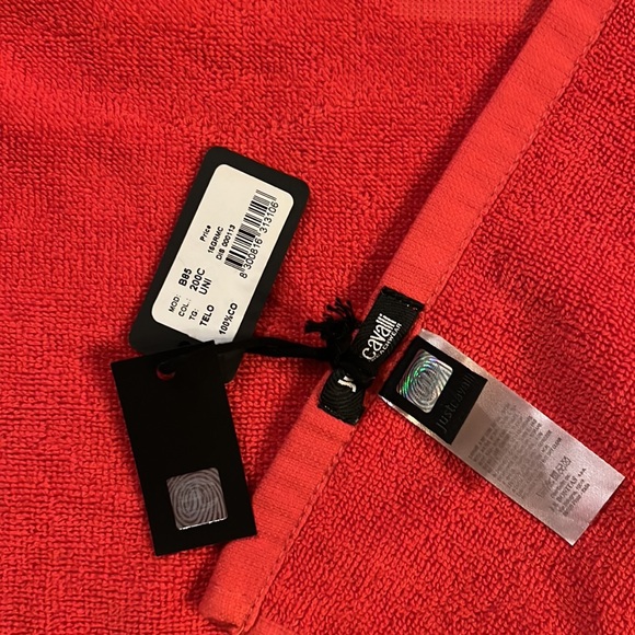 Red (magenta) beach towel new (w) tags - Picture 4 of 4